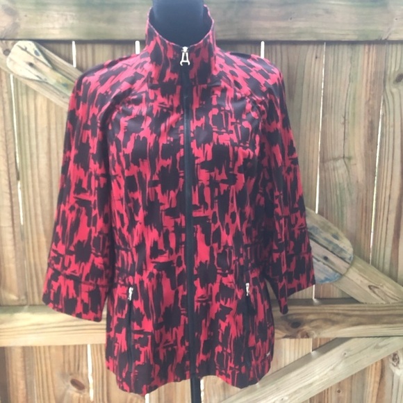 Chico’s Zenergy Abstract Red & Black Full Zip Jacket 3/4 Sleeves Size 1 - Picture 1 of 3